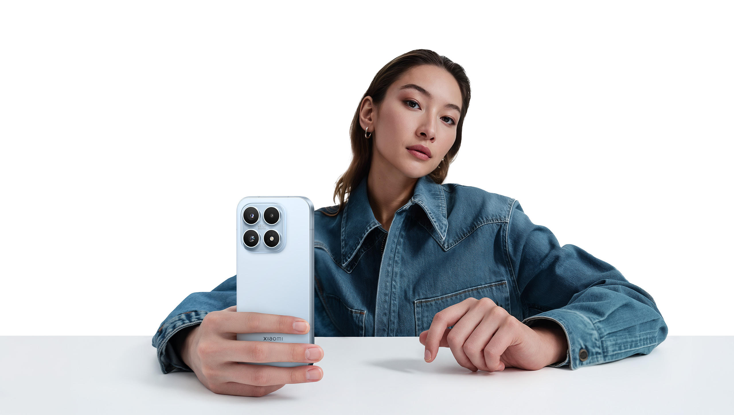 Xiaomi 17 в синем цвете
