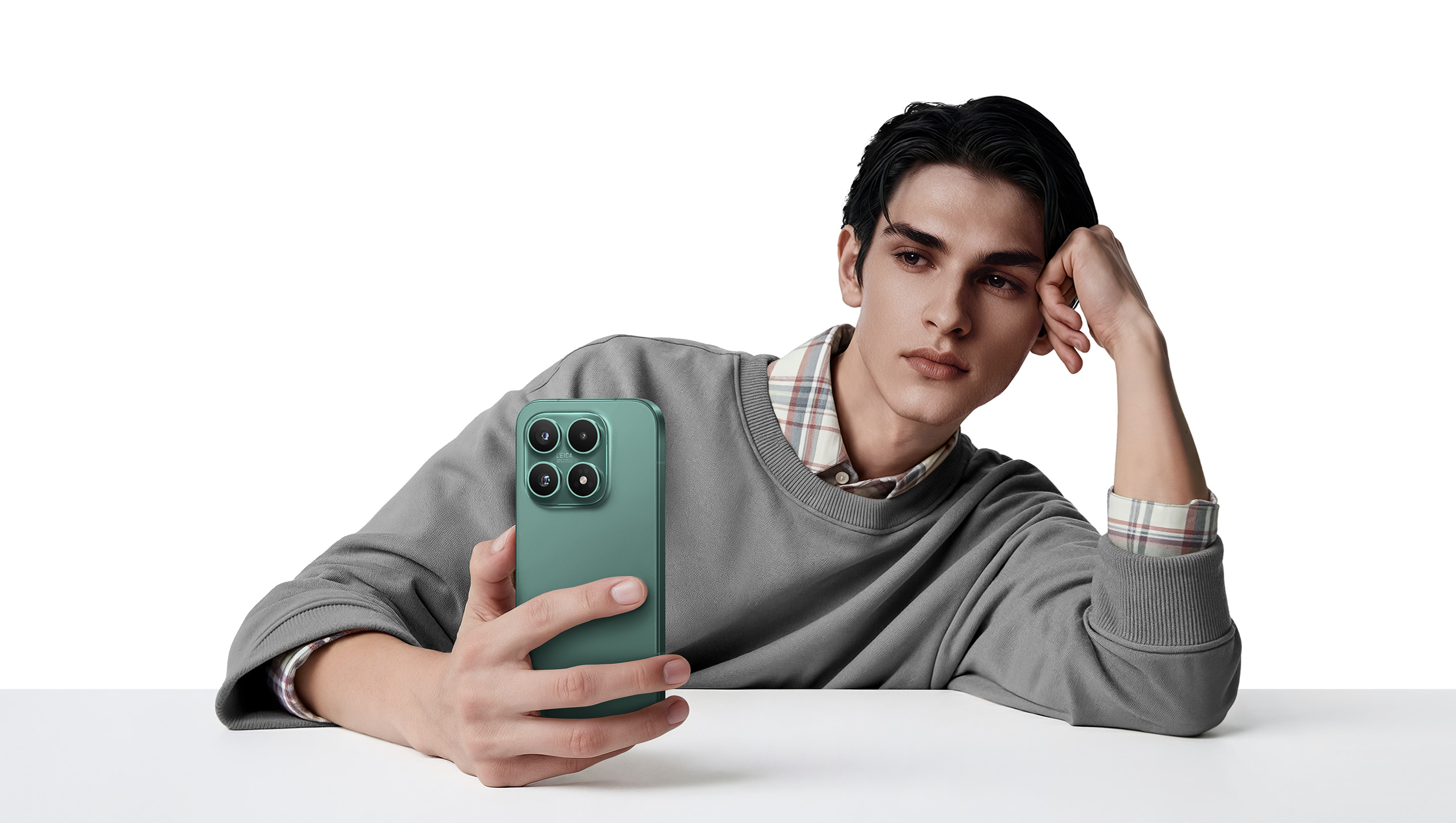Xiaomi 17 в зелёном цвете